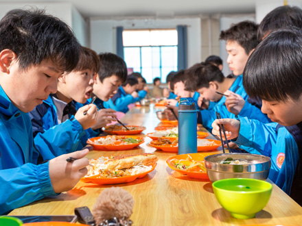 莲湖学生用餐
