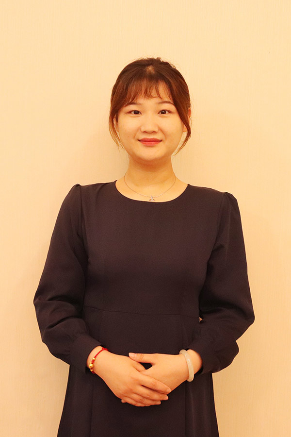 莲湖文哲 本科学历，优秀班主任